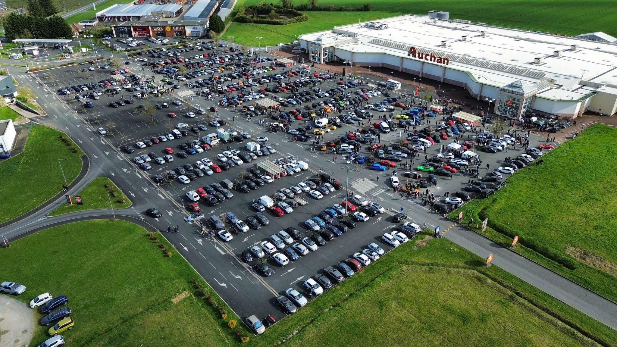 Voiture de sport modifiée lors d'un rassemblement Static Cars 36